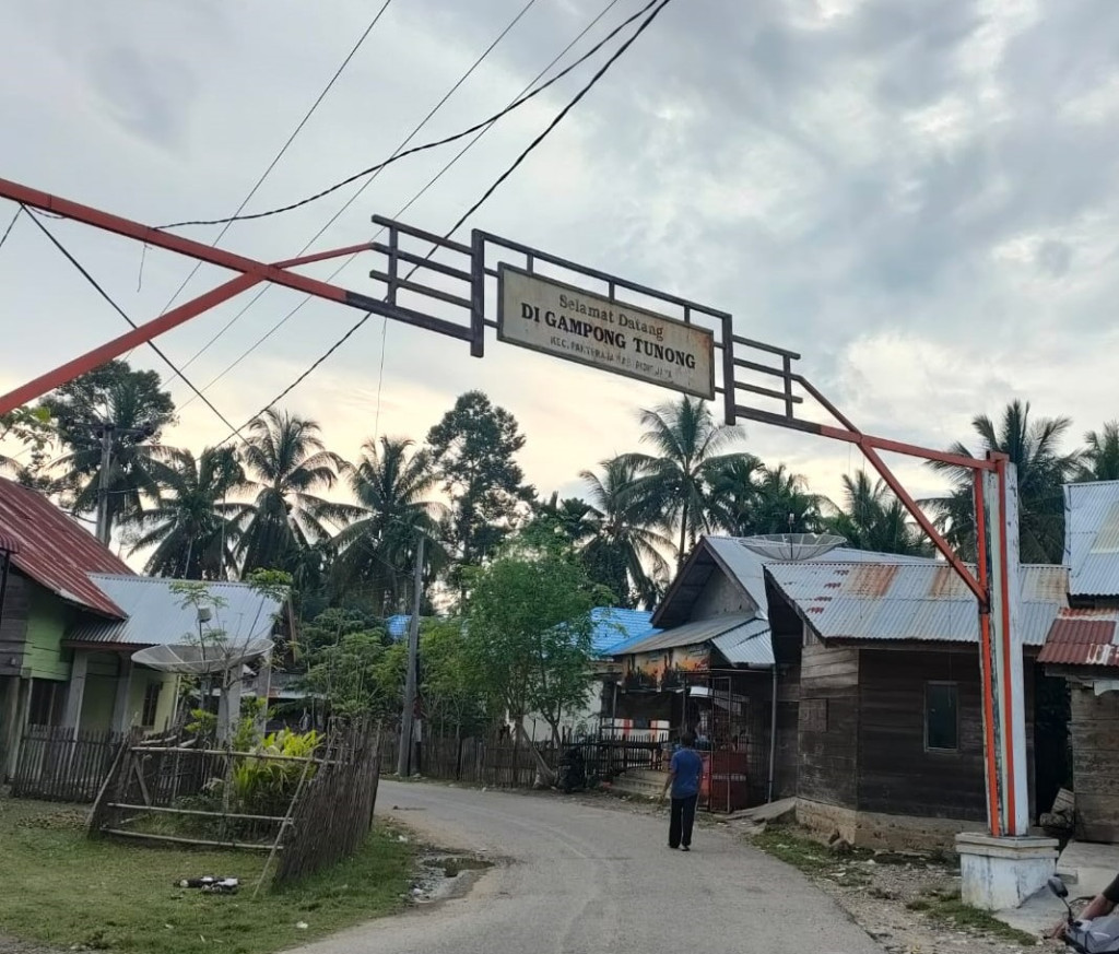 Gapura Gampong Tunong Panteraja